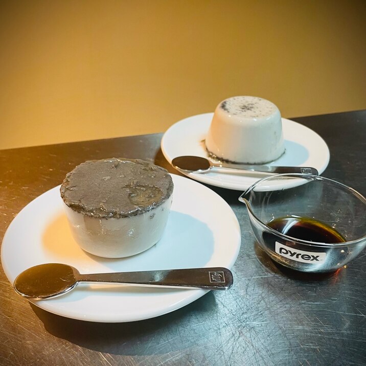 かってに2層になる♪黒糖ソース黒ごまミルクプリン